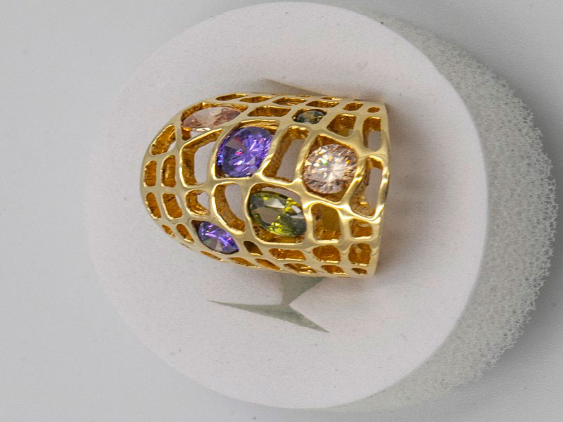επιχρυσωμένο δακτυλίδι με χρωματιστές πέτρες